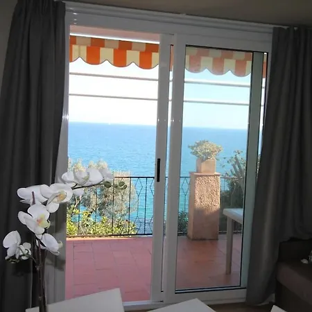 Terrace On The Sea: & Pool דירה