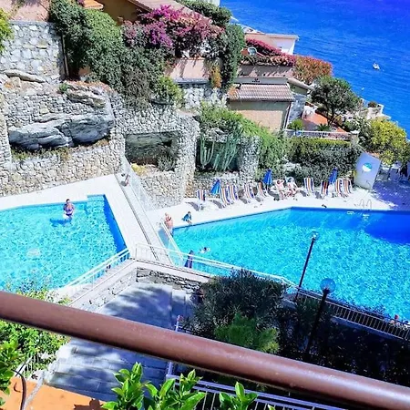Terrace On The Sea: & Pool Appartement
