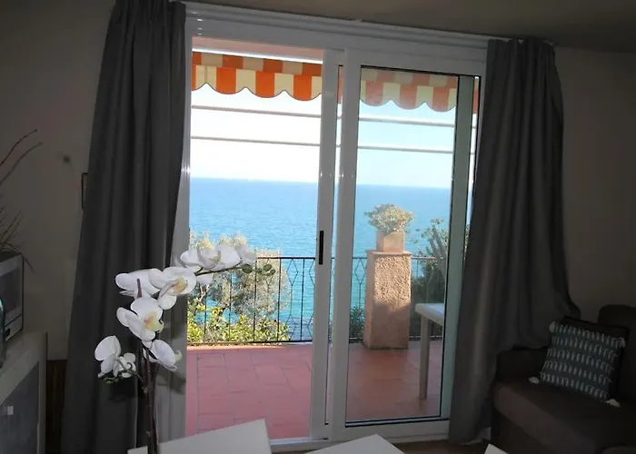 Terrace On The Sea: & Pool Apartment